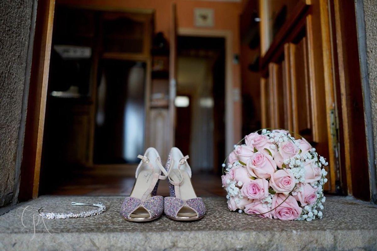 Chaussures et bouquet de mariée